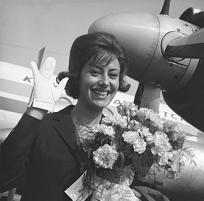 Caterina Valente am 4. August 1962 am Flughafen "Amsterdam Schiphol"; Rechteinhaber: Nationaal Archief (Den Haag, Rijksfotoarchief; Bestandsnummer: 914-1737); Urheber/Fotograf: Jack de Nijs / Anefo; Quelle: Wikimedia Commons;Lizenz: CC0 1.0 (Verzicht auf das Copyright)