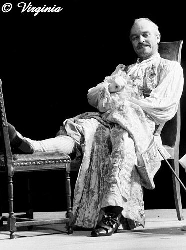 Foto 2: Charles Brauer in der Komödie "Der Menschenfeind" von Molire;  Deutsches Schauspielhaus Hamburg (04.04.1985); Copyright Virginia Shue