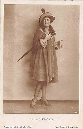 Lilly Flohr ca. 1917 auf einer Knstlerkarte; Urheber: Fotoatelier "Becker&  Maass", Berlin )Otto Becker (18491892)/Heinrich Maass (18601930)); Quelle: Wikimedia Commons; Lizenz: gemeinfrei