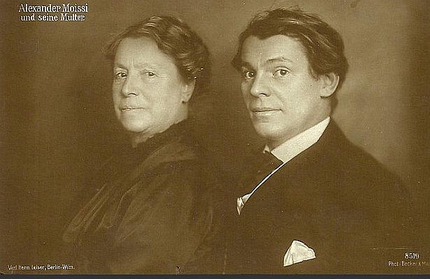 Alexander Moissi mit seiner Mutter; Urheber: Fotoatelier "Becker &  Maass", Berlin (Otto Becker (18491892)/Heinrich Maass (18601930)); Quelle: filmstarpostcards.blogspot.com; Lizenz: gemeinfrei