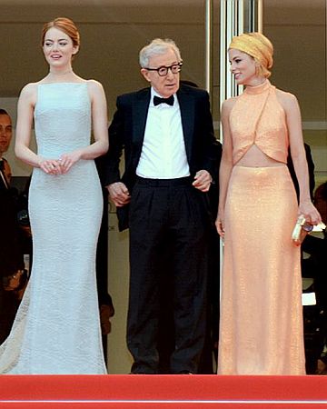 Woody Allen mit Emma Stone (l.) und Parker Posey anlässlich der Präsentation von "Irrational Man" im Mai 2015 bei den "Internationalen Filmfestspielen von Cannes"; Urheber: Georges Biard;  Lizenz CC-BY-SA 3.0; Quelle: Wikimedia Commons