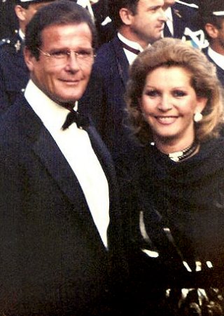 Roger Moore mit seiner dritten Frau Luisa Mattioli in Cannes 1989; Quelle: Wikimedia Commons; Urheber: Georges Biard; Lizenz CC-BY-SA 3.0