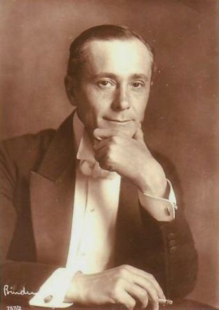 Alfred Abel ca. 1919 – 1924; Urheber: Alexander Binder (1888–1929); Quelle: Wikipedia;  Ross-Karte Nr. 757/2; Lizenz: gemeinfrei
