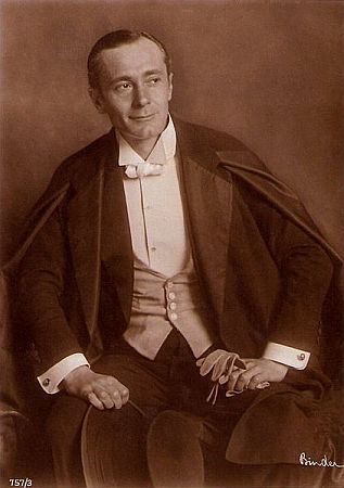 Alfred Abel ca. 1919 – 1924; Urheber: Alexander Binder (1888–1929); Quelle: filmstarpostcards.blogspot.de; Ross-Karte Nr. 757/3: Lizenz: gemeinfrei