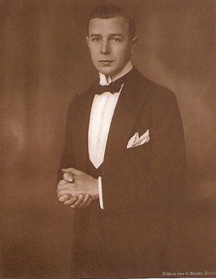 Georg Alexander, ca. 1927–1929; Urheber bzw. Nutzungsrechtinhaber: Alexander Binder (1888 – 1929); Quelle:  www.flickr.com (Ausschnitt) Photochemie-Karte Nr. K.1966