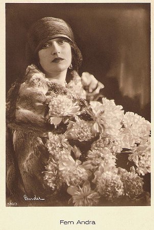 Fern Andra vor 1929; Urheber: Alexander Binder (1888 – 1929); Quelle: filmstarpostcards.blogspot.de bzw. www.flickr.com; Ross-Karte Nr. 530/3; Lizenz: gemeinfrei