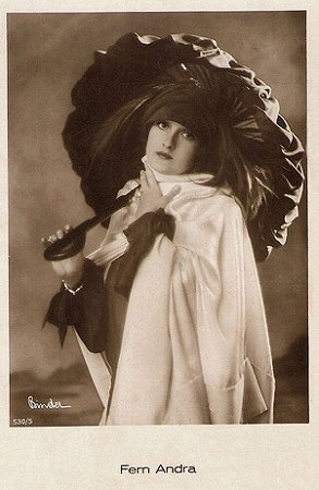 Fern Andra vor 1929; Urheber: Alexander Binder (1888 – 1929); Quelle: filmstarpostcards.blogspot.de bzw. www.flickr.com; Ross-Karte Nr. 530/5; Lizenz: gemeinfrei