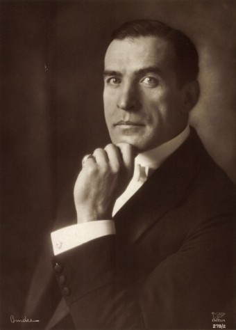 Theodor Becker um 1920; Urheberr: Alexander Binder (1888 – 1929); Quelle: Wikimedia Commons bzw. Wikipedia; Ross-Card Nr. 278/2; Lizenz: gemeinfrei
