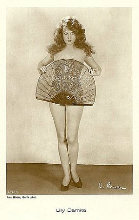 Lily Damita vor 1929; Urheber bzw. Nutzungsrechtinhaber: Alexander Binder (1888 – 1929); Quelle: filmstarpostcards.blogspot.de; Ross-Karte Nr. 4767/1