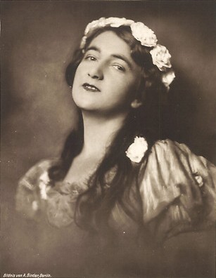 Olga Desmond vor 1929; Urheber bzw. Nutzungsrechtinhaber: Alexander Binder (1888 – 1929); Quelle: Wikipedia; Photochemie-Karte 1479