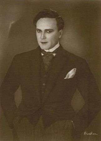 Wladimir Gaidarow ca. 1926; Urheber bzw. Nutzungsrechtinhaber: Alexander Binder (1888 – 1929); Quelle: Wikipedia; Ross-Karte Nr. 977/2 (Ausschnitt)