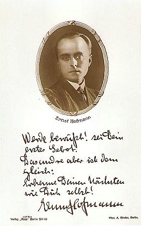Ernst Hofmann auf einer Knstlerkarte mit Sinspruch; Urheber (Foto): Alexander Binder (18881929); Quelle: filmstarpostcards.blogspot.de; Ross-Karte Nr. 1379/1; Lizenz: gemeinfrei