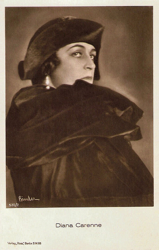 Diana Karenne Mitte der 1920er Jahre; Urheber bzw. Nutzungsrechtinhaber: Alexander Binder (1888 – 1929); Quelle: filmstarpostcards.blogspot.de; Ross-Karte Nr. 531/2
