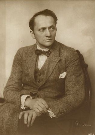 Theodor Loos ca. 1920; Urheber: Alexander Binder) (1888–1929); Quelle: Wikipedia bzw. Wikimedia Commons; Ross-Karte Nr. 378/2; Lizenz: gemeinfrei