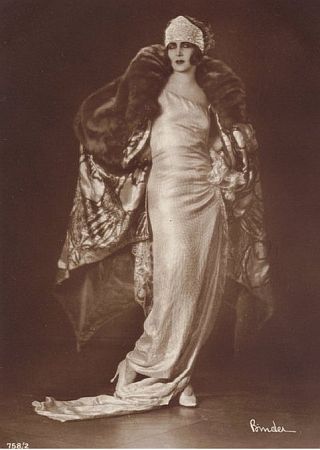 Helena Makowska vor 1929 auf einer Fotografie von Alexander Binder (1888 – 1929), Ross-Karte Nr. 758/2