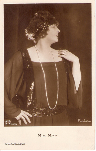 Mia May vor 1929; Urheber bzw. Nutzungsrechtinhaber: Alexander Binder (1888 – 1929); Quelle: filmstarpostcards.blogspot.de; Ross-Karte Nr. 532/6