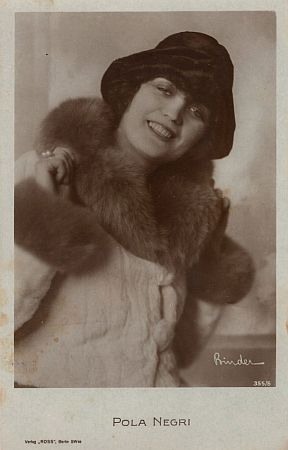 Pola Negri, fotografiert von Alexander Binder (1888–1929); Ross-Karte Nr. 355/5; Quelle: virtual-history.com; Lizenz: gemeinfrei