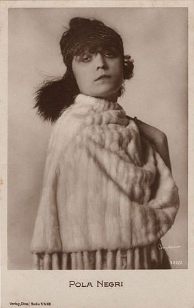 Pola Negri, fotografiert von Alexander Binder (1888–1929); Ross-Karte Nr. 322/2; Quelle: virtual-history.com; Lizenz: gemeinfrei