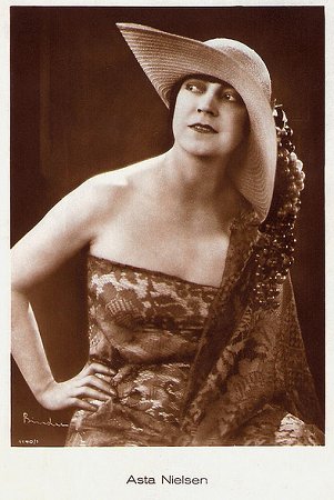 Asta Nielsen vor 1929; Urheberr: Alexander Binder (1888–1929); Quelle: www.flickr.com; Ross-Karte Nr. 1140/1; Lizenz: gemeinfrtei