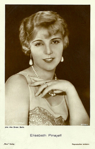 Elisabeth Pinajeff vor 1929; Urheber bzw. Nutzungsrechtinhaber: Alexander Binder (1888 – 1929); Quelle: filmstarpostcards.blogspot.de; Ross-Karte Nr. 3772/1