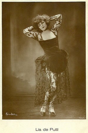 Lya de Putti vor 1929; Urheber: Alexander Binder (1888–1929); Quelle: www.flickr.com; Ross-Karte Nr. 777/1; Lizenz: gemeinfrei