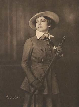 Eva Speyer um 1920; Urheber bzw. Nutzungsrechtinhaber: Alexander Binder (1888  1929); Quelle: Wikimedia Commons bzw. Wikipedia; Wolff-Karte (unnummeriert)