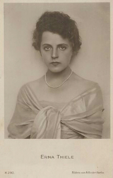 Erna Thiele vor 1929M Photochemiekarte K.290; Urheber: Alexander Binder (18881929); Quelle: www.cyranos.ch; Lizenz: gemeinfrei
