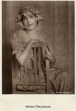 Wanda Treumann vor 1929; Urheber bzw. Nutzungsrechtinhaber: Alexander Binder (1888 – 1929); Quelle: www.flickr.com; Photochemie-Karte K. 210