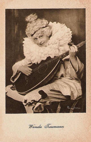 Wanda Treumann auf einer Fotografie von Alexander Binder (1888 – 1929); Quelle: farm9.staticflickr.com; Verlag Hermann Wolff, Berlin, Nr. F 7