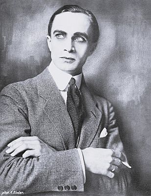 Conrad Veidt etwa 1920; Urheber: Alexander Binder (1888–1929); Quelle: Wikimedia Commons; Lizenz: gemeinfrei
