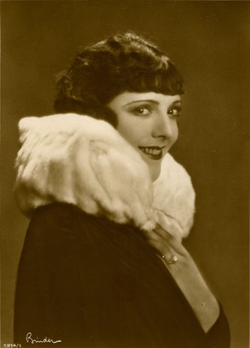 Suzy Vernon um 1928; Urheber: Alexander Binder (18881929); Quelle: Wikipedia; Ross-Karte Nr. 1914/1; Lizenz: gemeinfrei
