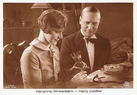 Marianne Winkelstern und Harry Liedtke in dem Stummfilm "Die Zirkusprinzessin" (1929): Ross-Karte Nr. 4361/1; Urheber: Alexander Binder (1888–1929); Quelle: virtual-history.com; Lizenz: gemeinfrei