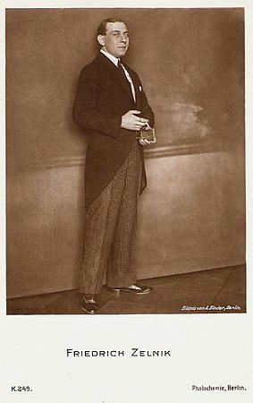 Friedrich Zelnik vor 1929; Urheber bzw. Nutzungsrechtinhaber: Alexander Binder (1888 – 1929); Quelle: filmstarpostcards.blogspot.de; Photochemie-Karte Nr. 249