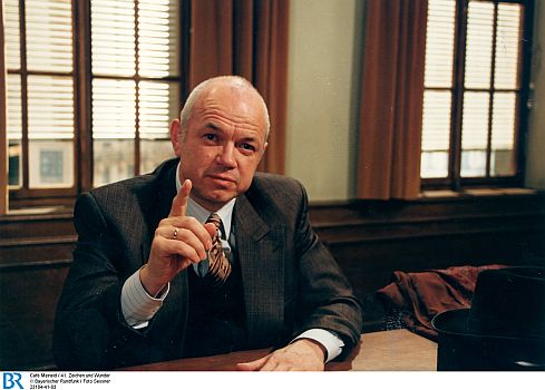 Jörg Hube als Sebastian Kirmaier in der "Café Meineid"-Episode "Zeichen und Wunder" (1995); Foto (Bildname: 23104-41-03) zur Verfügung gestellt vom Bayerischen Rundfunk (BR); Copyright BR/Foto Sessner