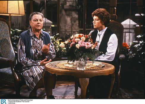 Maria Singer (links) in dem "Komödienstadel"-Stück "Politik und Führerschein"(1985), zusammen mit KatharinadeBruyn; Foto (Bildname: 11973-78-03) zur Verfügung gestellt vom Bayerischen Rundfunk (BR); Copyright BR/Foto Sessner