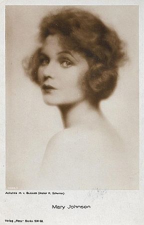 Mary Johnson, fotografiert von Mario von Bucovich (18841947) im Fotoatelier von Karl Schenker (18861954); Ross-Karte Nr. 1653/1; Quelle: filmstarpostcards.blogspot.com; Lizenz:  gemeinfrei
