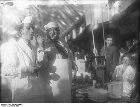 Siegfried Arno (links) mit Kurt Gerron (1897-1944) im März 1931 bei einer bei Kochkunstausstellung; Quelle: Deutsches Bundesarchiv, Digitale Bilddatenbank, Bild 102-11401; Fotograf: unbekannt / Datierung: März 1931 / Lizenz CC-BY-SA 3.0.