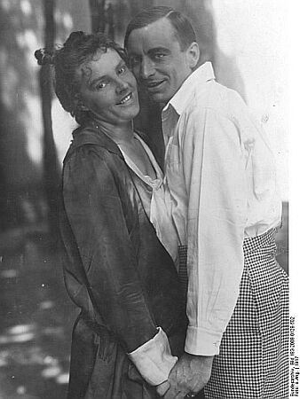 Curt Goetz mit Leopoldine Konstantin (1917); Quelle: Deutsches Bundesarchiv, Digitale Bilddatenbank, Bild 183-2008-0128-502; Fotograf: Unbekannt / Datierung: 1917 / Lizenz CC-BY-SA 3.0.