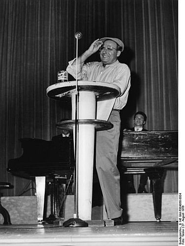 Walter Gross Ende August 1956 bei einem Gastspiel der "Insulaner im Bonner "Metropol"; Quelle: Deutsches Bundesarchiv, Digitale Bilddatenbank, B 145 Bild-F004068-0004; Fotograf: Teske / Datierung: 27.08.1956 / Lizenz CC-BY-SA 3.0.