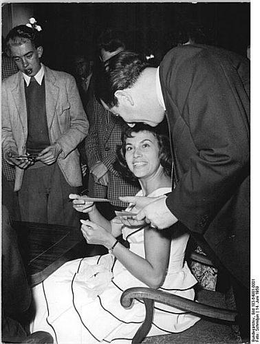 Brigitte Krause gibt 1959 Autogramme anlässlich der Premiere des Films "Simplon-Tunnel" in Halle/Saale; Quelle: Deutsches Bundesarchiv, Digitale Bilddatenbank, Bild Bild 183-64981-0001; Fotograf: Schmiljun / Datierung: 14.06.1959 / Lizenz CC-BY-SA 3.0; Originalfoto und Beschreibung: Deutsches Bundesarchiv Bild 183-64981-0001 bzw. Wikimedia Commons