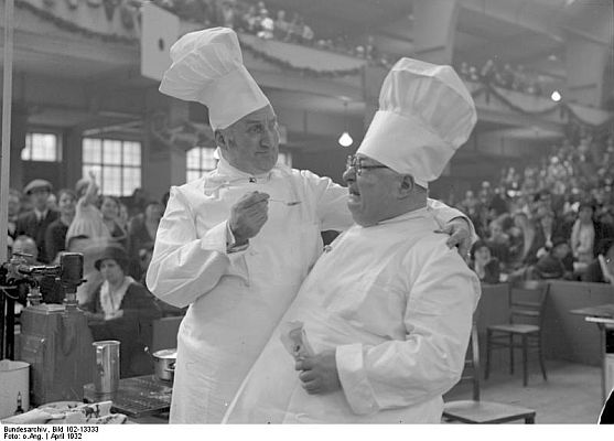 Leopold von Ledebur (links) mit dem Film-Komiker Henry Bender auf der Berliner Kochkunstausstellung (April 1932); Quelle: Deutsches Bundesarchiv, Digitale Bilddatenbank, Bild 102-13333;