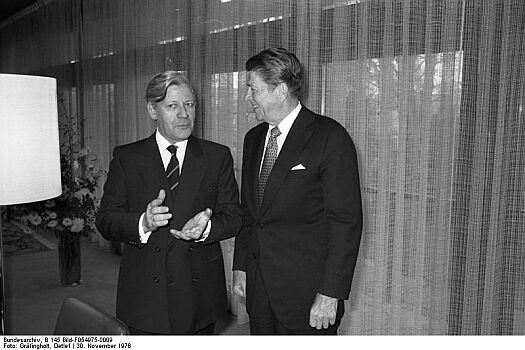 Bundeskanzler Helmut Schmidt und Ronald Reagan (30. November 1978); Quelle: Deutsches Bundesarchiv, Digitale Bilddatenbank, B 145 Bild-F054975-0009; Fotograf: Detlef Gräfingholt  / Datierung: 30.11.1978 / Lizenz CC-BY-SA 3.0.
