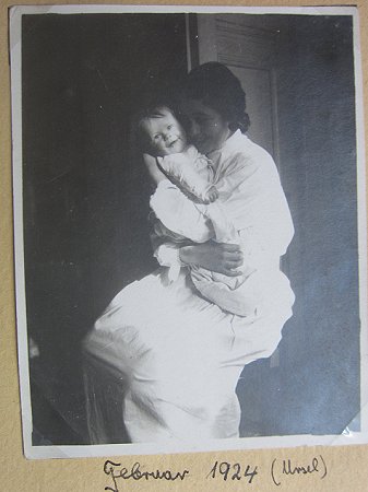 Grete Diercks 1924 mit ihrer Tochter Ursula; Quelle: Privates Fotoarchiv der Nachfahren von Grete Diercks, zur Verfügung gestellt von deren Enkel Peter Schati