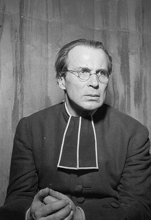 Ernst Wilhelm Borchert als Pastor John Hale in "Hexenjagd" von Arthur Miller; "Schillertheater", Berlin 1954; Regie: Karl-Heinz Stroux; Quelle: www.deutschefotothek.de  (file: df_pk_0004141_008); Datierung: nach 1945