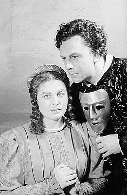 Maria Cebotari als Julia mit Erich Witte als Romeo in "Romeo und Julia" von Heinrich�Sutermeister an der Berliner�Staatsoper"; Quelle: Deutsche Fotothek; Urheber: Abraham Pisarek (1901�1983), file: df_pk_0000828_026; Genehmigung zur Ver�ffentlichung: 30.03.2017