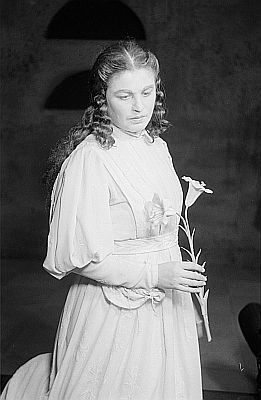 Maria Cebotari als Julia in "Romeo und Julia" von Heinrich�Sutermeister an der Berliner�Staatsoper"; Quelle: Deutsche Fotothek; Urheber: Abraham Pisarek (1901�1983), file: df_pk_0000828_045; Genehmigung zur Ver�ffentlichung: 30.03.2017