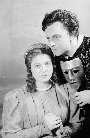 Szenenfoto mit Maria Cebotari als Julia und Erich Witte als Romeo in der Oper "Romeo und Julia" von Heinrich Sutermeister, 1950 an der "Deutschen Staatsoper", Berlin; Quelle: Deutsche Fotothek, (file: df_pk_0000828_027); Copyright SLUB Dresden/Deutsche Fotothek/Abraham Pisarek; Urheber: Abraham Pisarek (1901–1983); Datierung: 02.1950; Quelle: www.deutschefotothek.de
