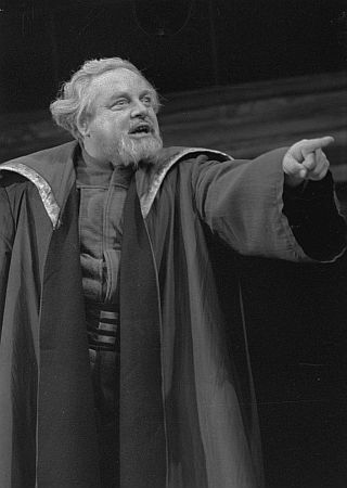 Willy A. Kleinau als Titelheld in "König Lear" (1957); Quelle: www.deutschefotothek.de; (file: df_pk_0004401_1_001); Datierung: 11.1957; Urheber: Abraham Pisarek (1901–1983); Copyright SLUB Dresden/Deutsche Fotothek/Abraham Pisarek
