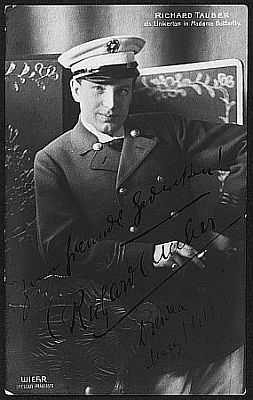Richard Tauber, fotografiert von Bruno Wiehr (1882�nach&nbsp;1935), an der "K�niglichen Hofoper" in Dresden als Marineleutnant Pinkerton in der Oper "Madama Butterfly" von Giacomo Puccini; Quelle: www.deutschefotothek.de (Weltpostkarte (mit Autograph) wohl 1913); file: df_pos-1988-a_0000159; Eigent�mer/Copyright SLUB Dresden/Deutsche Fotothek/Bruno Wiehr; Genehmigung zur Ver�ffentlichung: 30.03.2017