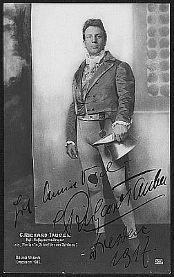 Richard Tauber, fotografiert von Bruno Wiehr (1882�nach�1935), an der "K�niglichen Hofoper" in Dresden als Handwerksbursche Florian in der Oper "Die Schneider von Sch�nau" von Jan Brandts-Buys; Quelle: www.deutschefotothek.de (Weltpostkarte mit Widmung von 1917); file: df_pos-1996-a_0000043; Eigent�mer/Copyrights Dresden/Deutsche Fotothek/Bruno Wiehr; Genehmigung zur Ver�ffentlichung: 30.03.2017
